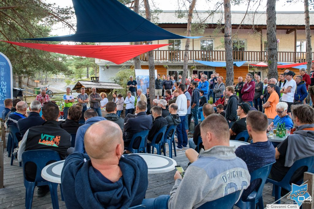 groupe de vététistes participants à ride the track en train d'assister au briefing avant l'épreuve