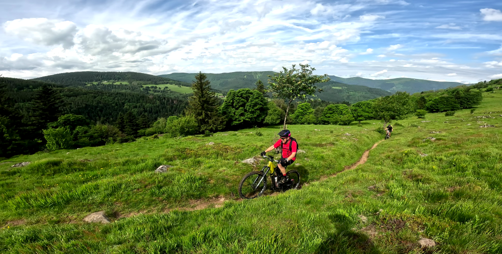 2 vététistes en montée dans l'alpage